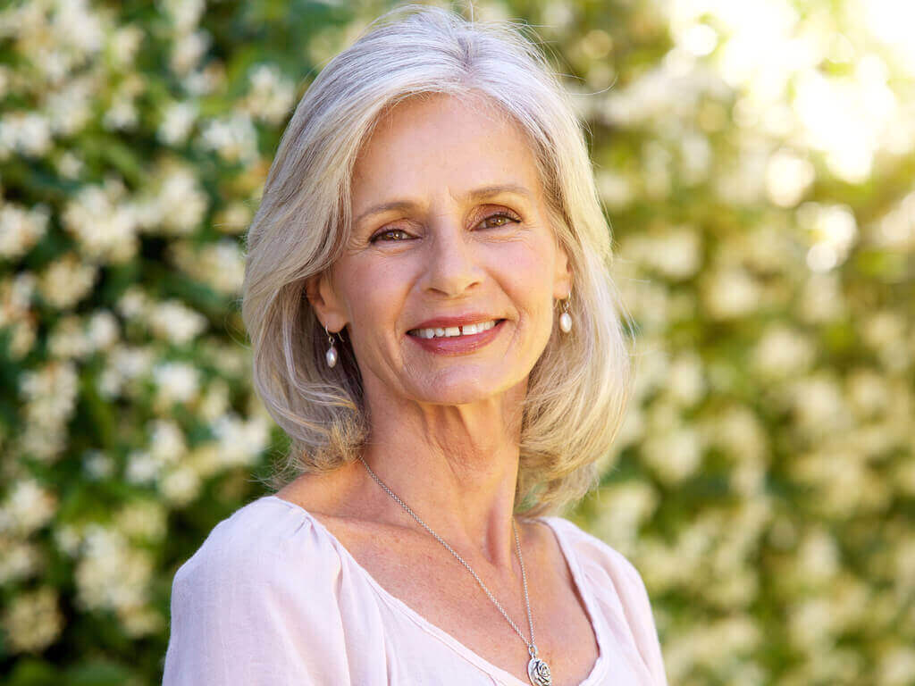 Harmaantuminen johtuu siitä, että hius menettää alkuperäisen pigmenttinsä.