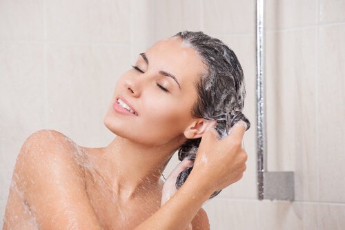 Saat pitkät ja terveet hiukset käyttämällä luonnollista shampoota, jossa ei ole suolaa.