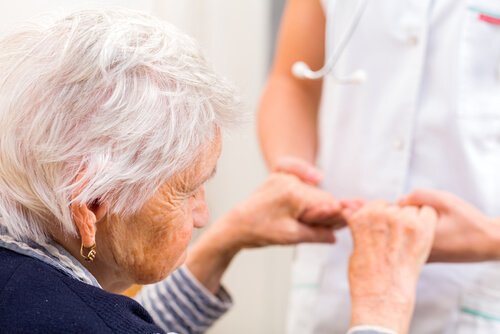 Alzheimerin tautia esiintyy yleensä ikääntyneillä ihmisillä.