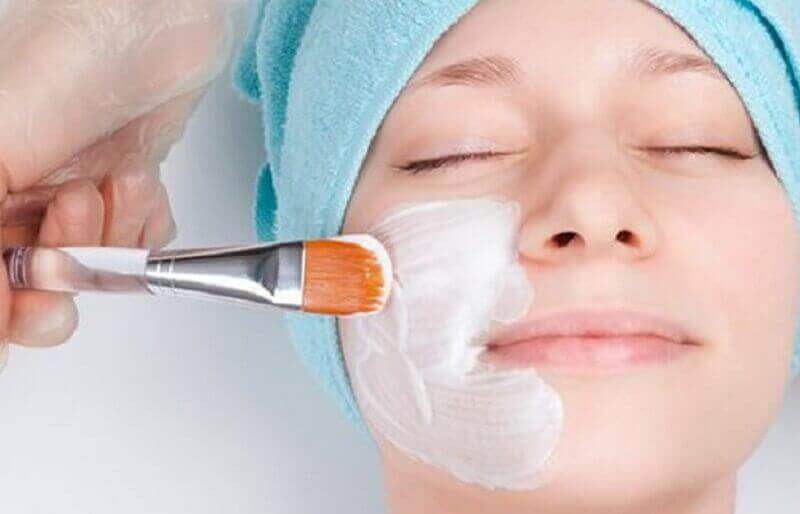 Torju finnejä ruokasoodaa apuna käyttäen.