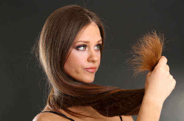 Vaurioituneita hiuksia voi korjata luonnollisilla aineksilla.
