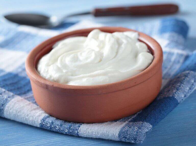 Maustamaton jogurtti sisältää hyödyllisiä bakteereja.