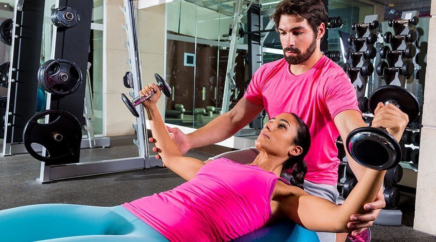 käsipainojen nosto makuuasennossa