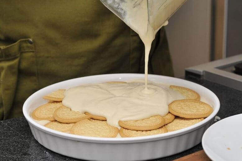 Sitruuna-Charlotten valmistaminen on helppoa.