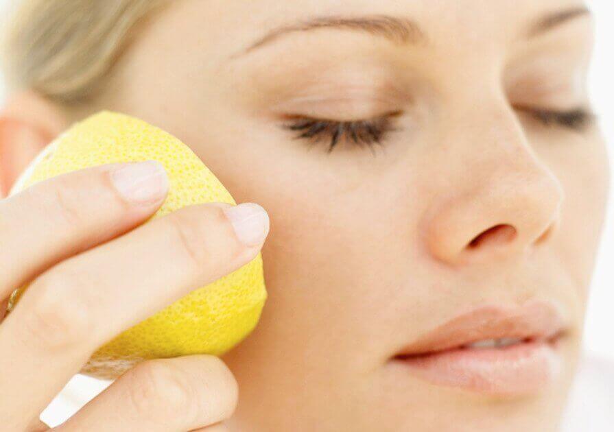 käytä sitruunaa kauneudenhoidossa ihollesi