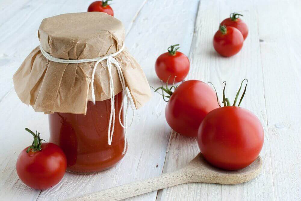 Tomaatin sisältämät vitamiinit ja mineraalit ravitsevat hiusta.