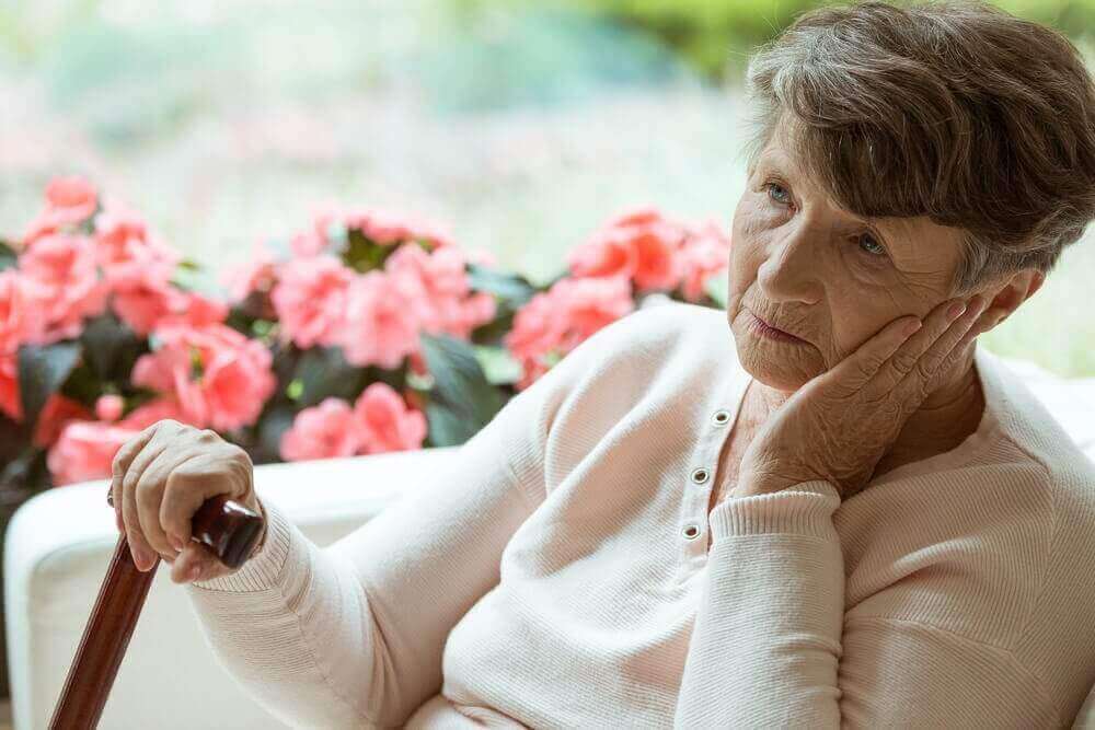 Päivittäisten askareiden hoitaminen vaikeutuu Alzheimerin taudista kärsivälle.