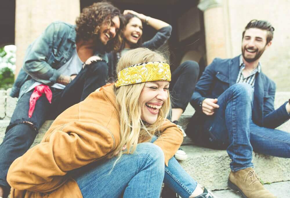 ystäväporukka nauraa