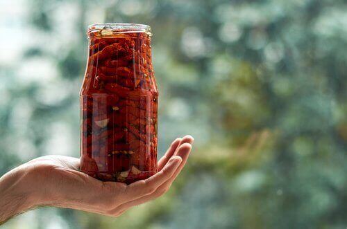 Saadaksesi elintarvikkeet kuivattua hyvin, laita elintarvikekuivuri kuivaan ja kuumaan paikkaan.