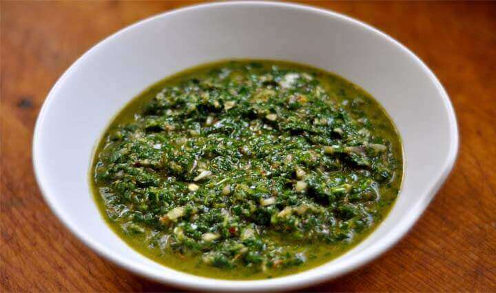 Chimichurri on maukas kastike, jota voit valmistaa itsekin.