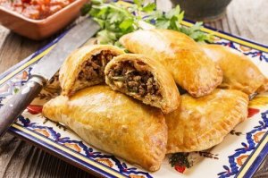 Kotitekoinen kana- tai lihaempanada