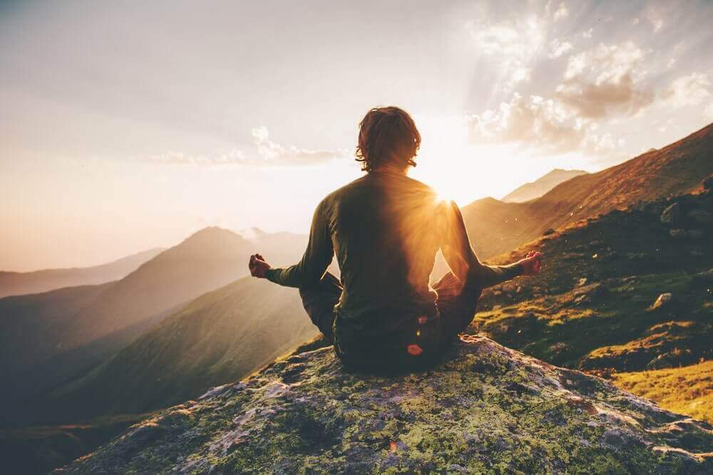 mies meditoi vuorilla