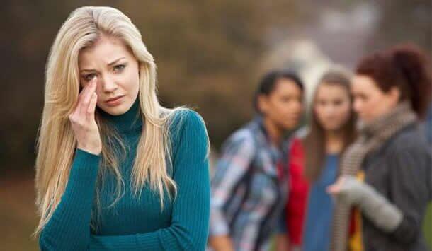 nainen jäi ulkopuoliseksi