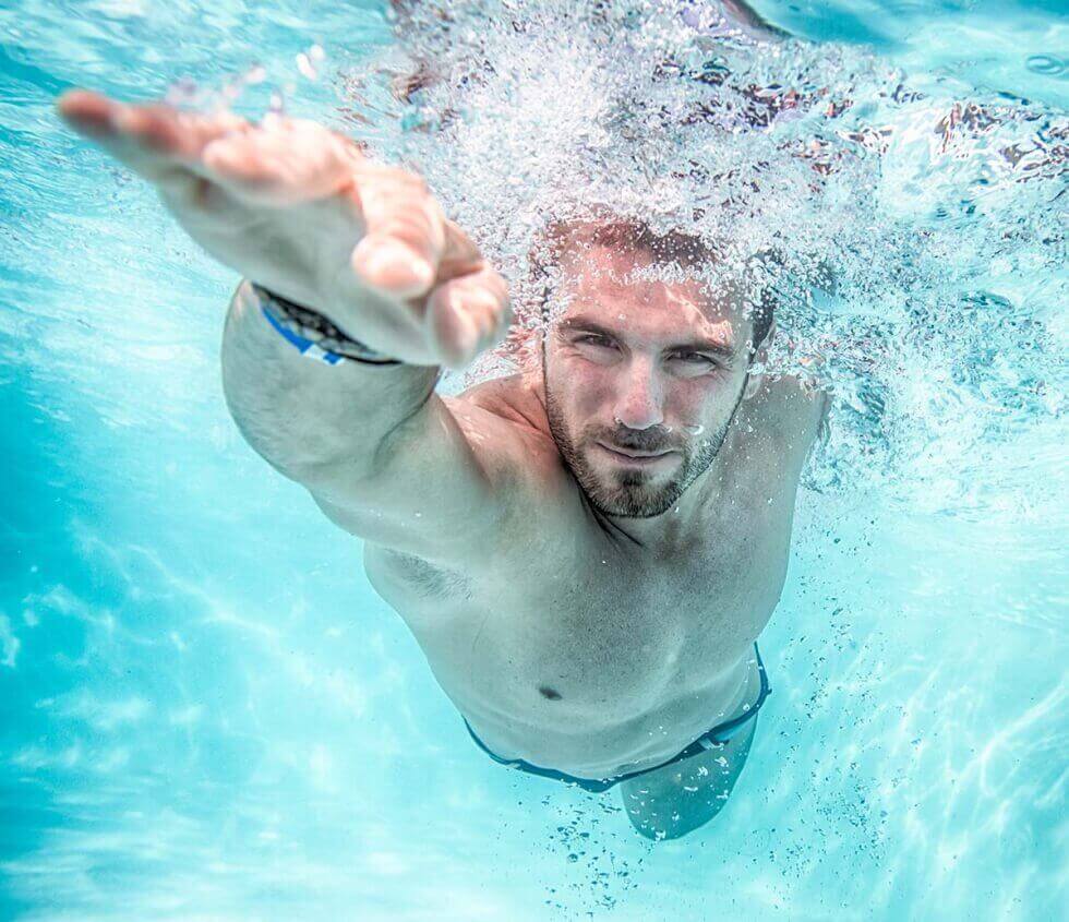 mies harrastaa uintia