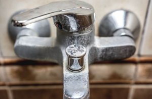 Näin poistat mineraalikertymät kylpyhuoneesta luonnollisesti