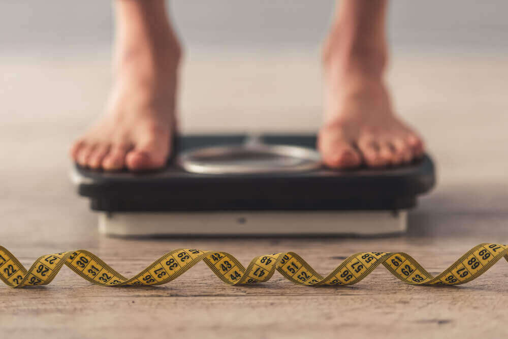 Tasapainoinen ruokavalio ja säännöllinen liikuntarutiini auttaa pudottamaan painoa.