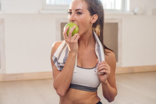 nainen syö omenaa