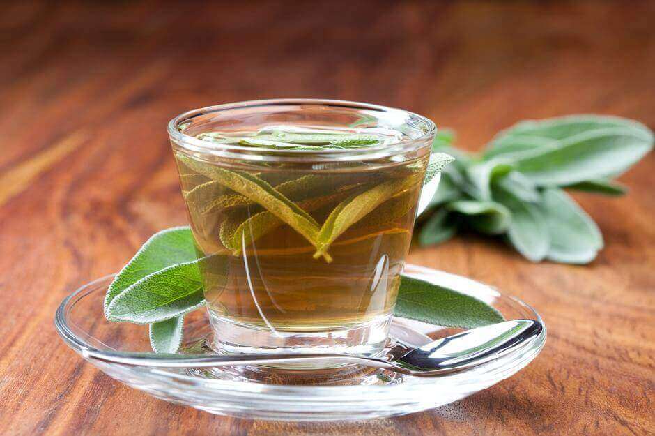 Salviatee auttaa lievittämään kurkun turvotusta ja tulehdusta.