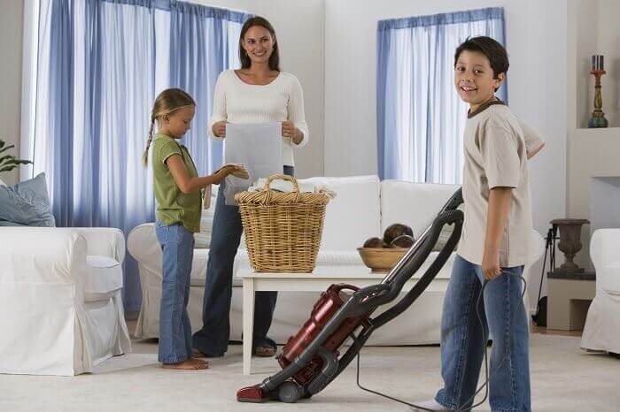 perhe siivoaa yhdessä