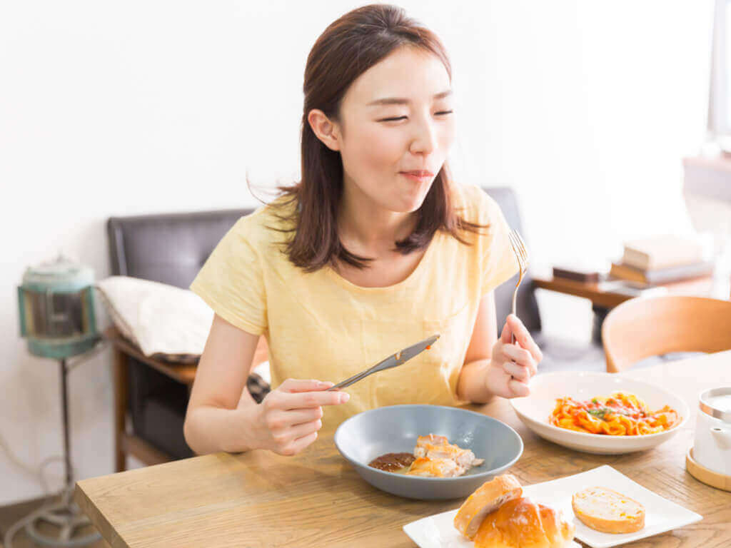 tyttö syö iloisesti