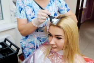 Parhaat keinot vaalentaa hiukset niitä vahingoittamatta
