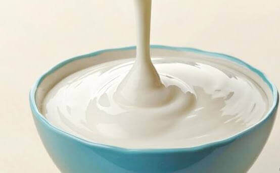Jogurtin sisältämä maitohappo auttaa tasapainottamaan ihon pH:ta.