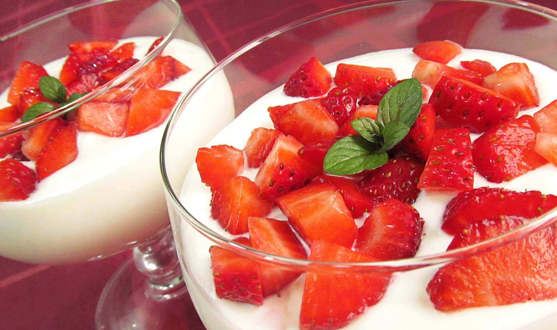 Voit auttaa ihoa kiinteytymään mansikoiden ja jogurtin avulla.