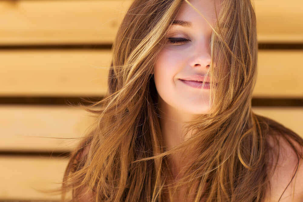 Kauniit hiukset rosmariinilla – 5 luontaishoitoa