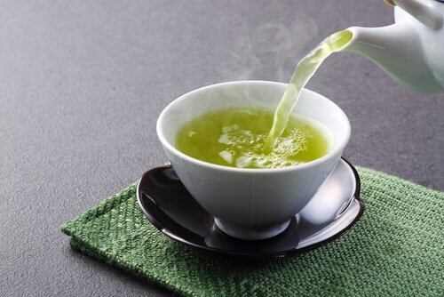 ala vähentämään kuukautisvuotoa nauttimalla vihreää teetä