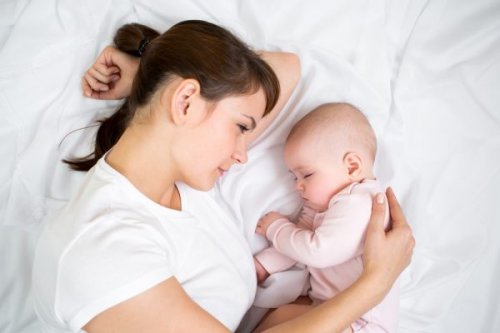 Samanlaisena toistuva iltarutiini auttaa vauvaa nukkumaan paremmin.
