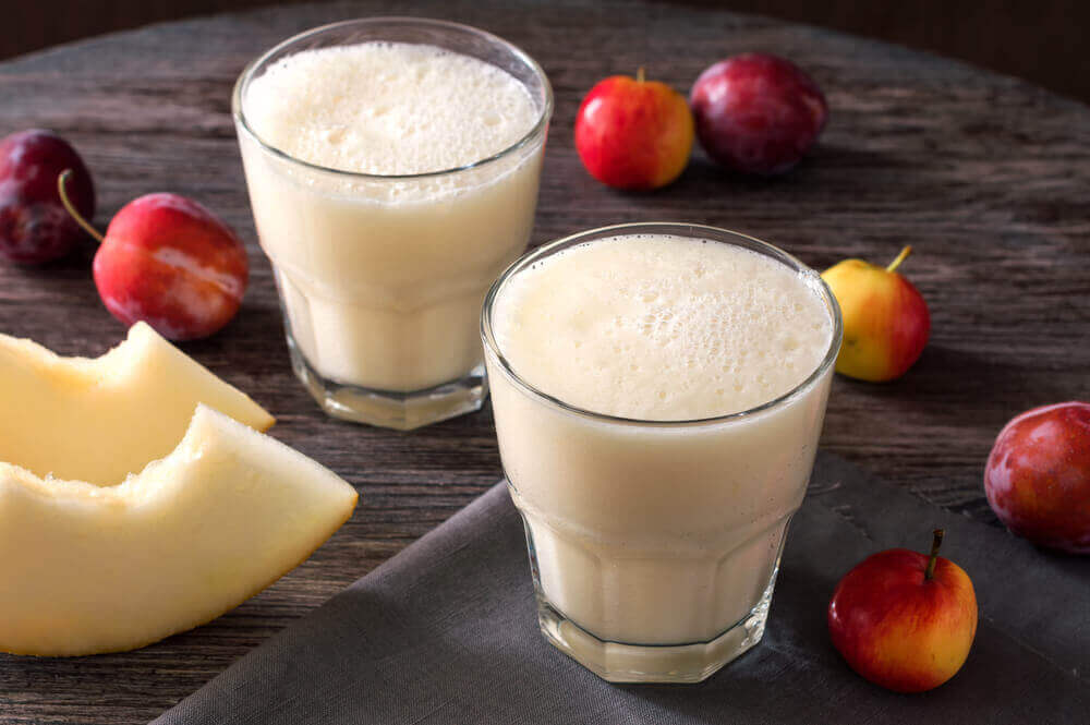 smoothie melonista ja luumusta