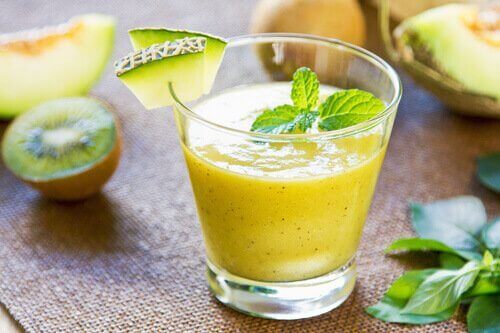 smoothie melonista ja kiivistä