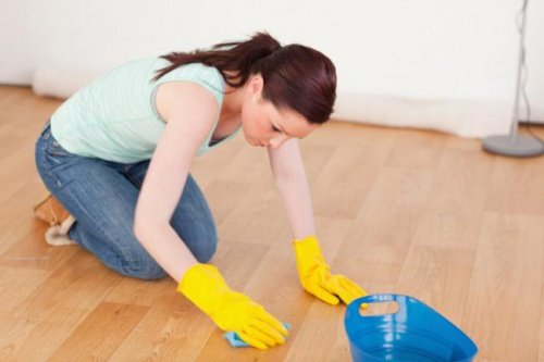 nainen pesee lattiaa