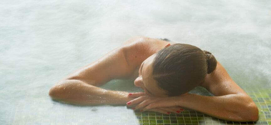 Kuuman lähteen vesi rentouttaa.