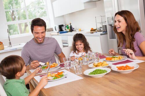 perhe syö terveellistä ruokaa