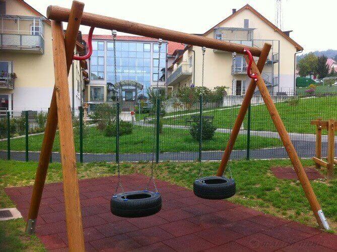 vanhat renkaat keinuina