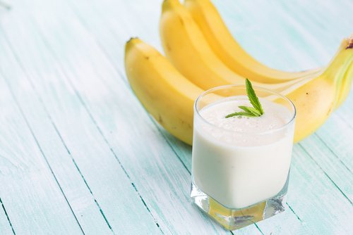smoothieita kauramaidosta ja banaanista