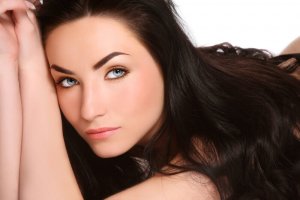 Haluatko pidemmät ja vahvemmat hiukset? Kokeile näitä luontaishoitoja