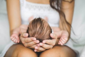 Ensimmäistä kertaa äidiksi: selviytymisopas