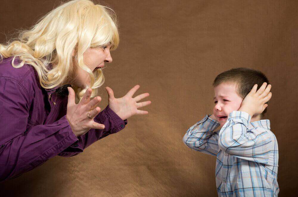 Vältä huutamista lapselle.