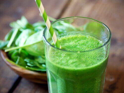 nauti artisokkadieetillä vihreää smoothieta