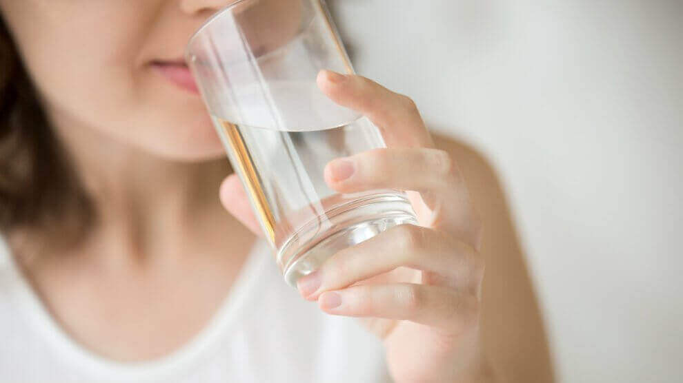 Juomalla vettä edistät rasvan poistumista kehosta.