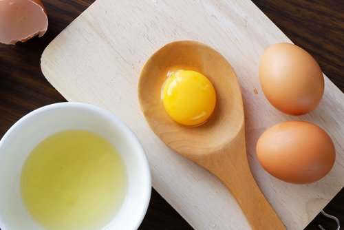 kananmunat leivonnassa