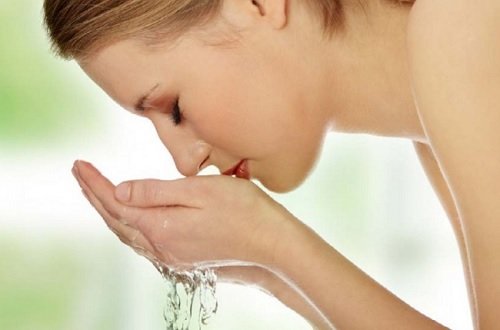 Virkistävä kasvovesi saattaa auttaa tummiin silmänalusiin.