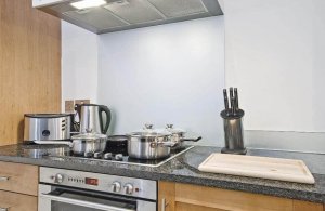 6 luonnollista tuotetta rasvan puhdistamiseksi keittiötasoilta