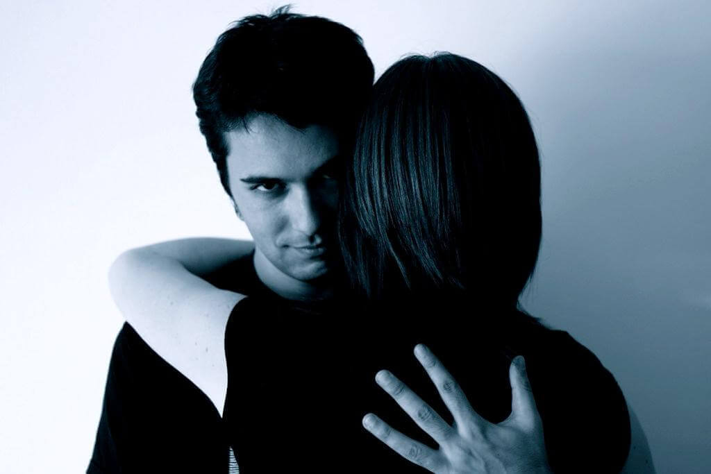 Henkinen väkivalta jättää syvät haavat mieleen.