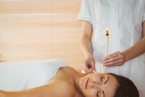 naiselle tehdään korvakynttiläterapia salongissa