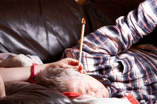 vanhukselle tehdään korvakynttiläterapia kotona