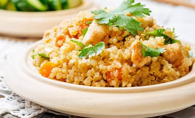 Kvinoa ja kana sisältävät kuitua, proteiinia ja vitamiineja.