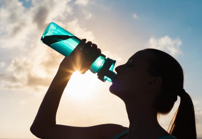 Elimistön alkalisoimiseksi on tärkeää nauttia tarpeeksi vettä.